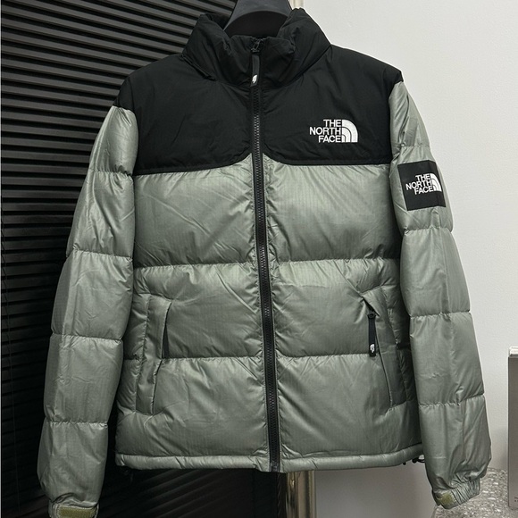 The North Face Men's Black and Gray Puffer Coat - Picture 1 of 5